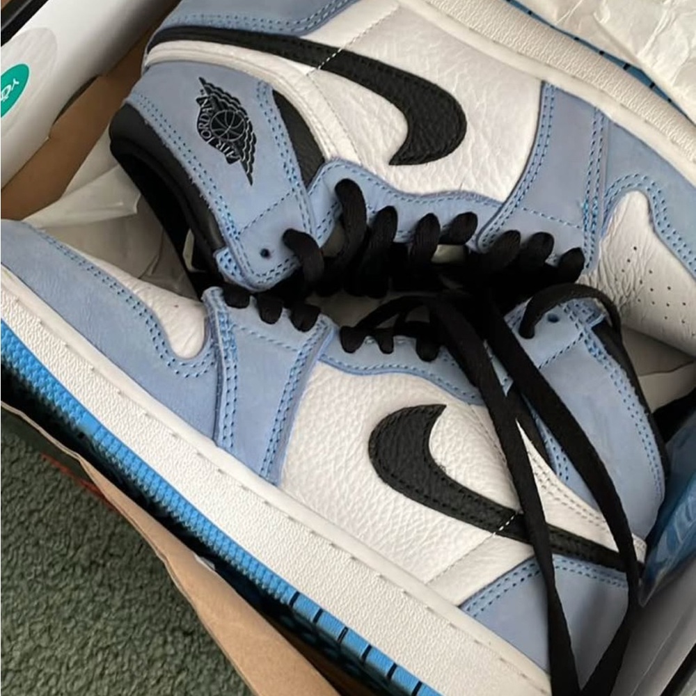 Nike Air Jordan 1 Retro High OG in White and University Blue